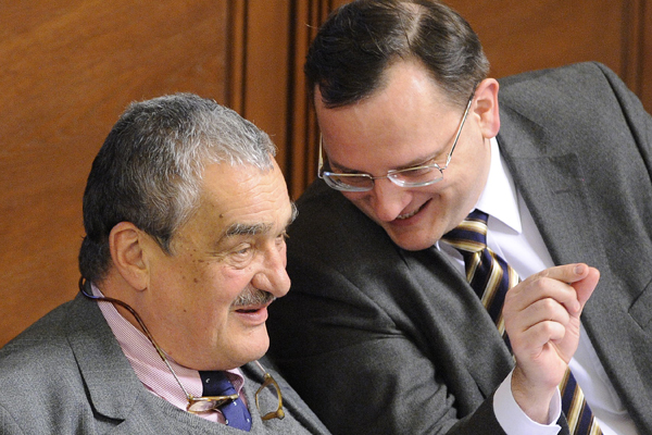 Premiér Petr Nečas (ODS) a ministr zahraničí Karel Schwarzenberg (TOP 09).