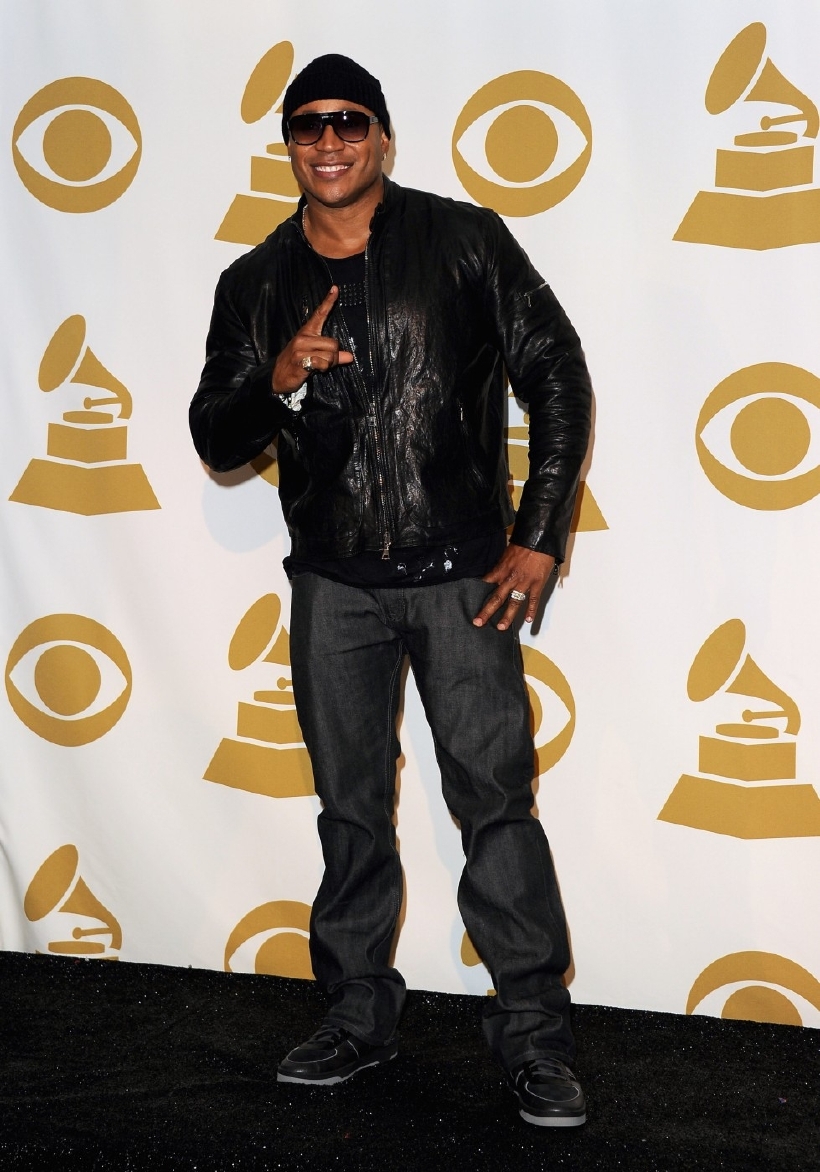 Večer bude moderovat dvojnásobný držitel Grammy, rapper a herec LL Cool J, který moderoval i nominační večer.