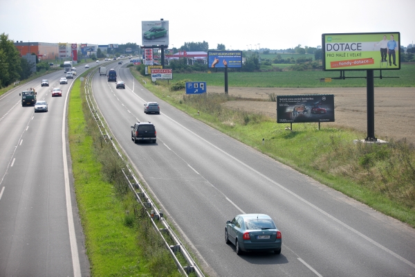 Sněmovna schválila novelu, která má omezit billboardy u silnic (ilustrační foto).