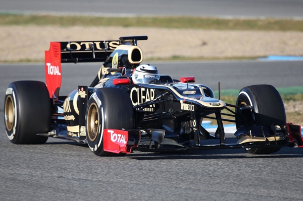 Kimi Räikkönen krouží s novým lotusem po trati v Jerezu.