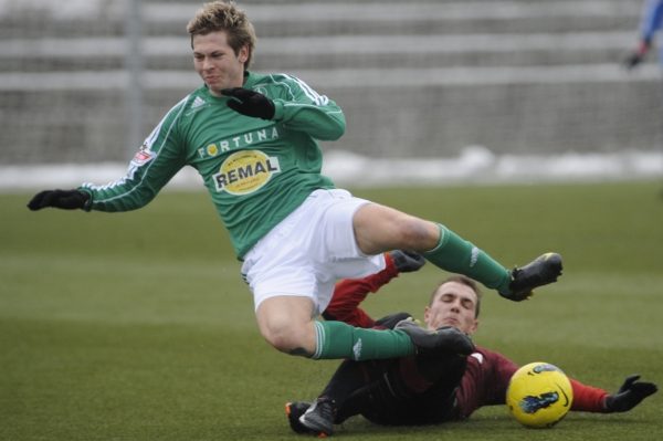 Hráč Bohemians 1905 Pavel Vyhnal (v zeleném) v souboji se sparťanem Peterem Grajciarem.