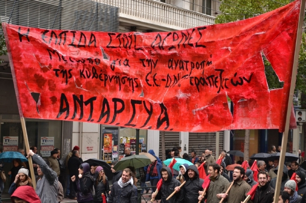 V Řecku pokračují protesty proti vládě. Na snímku protestují odbory 8. února. V Řecku pokračují protesty proti vládě. Na snímku protestují odbory 8. února.