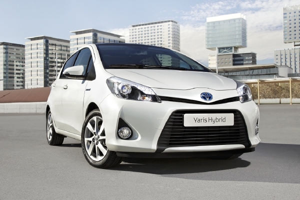 Hybridní Toyota Yaris je plná premiér.