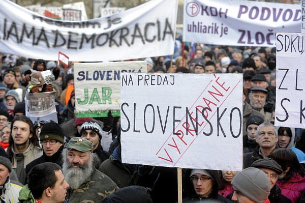 Slováci znovu vyšli do ulic, aby protestovali proti korupci. Slováci znovu vyšli do ulic, aby protestovali proti korupci.