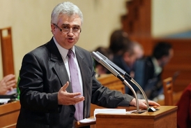 "Parlamentní prostředí nebude trpět věcmi, které byly nechutné," obhajuje přímou volbu prezidenta předseda Senátu Milan Štěch (ČSSD).