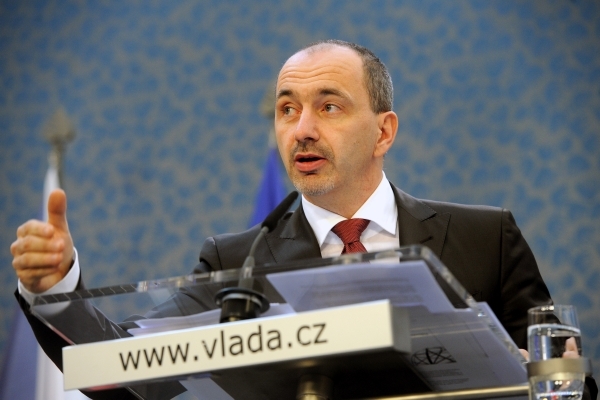 Ministr průmyslu chce debatu mezi znesvářenými tábory. Ministr průmyslu chce debatu mezi znesvářenými tábory.