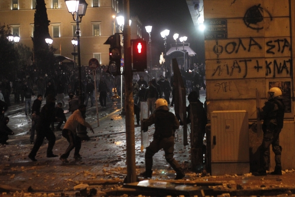 Demonstranti používají zápalné lahve a kameny.