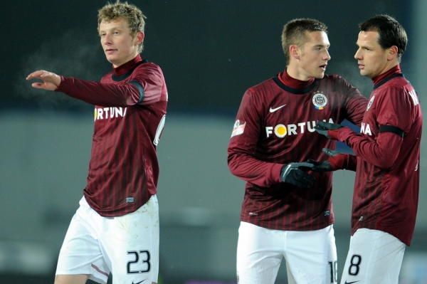 Marek Matějovský (vpravo) se společně se spoluhráči Pavlem Kadeřábkem (uprostřed) a Ladislavem Krejčím raduje z rozhodujícího gólu. Marek Matějovský (vpravo) se společně se spoluhráči Pavlem Kadeřábkem (uprostřed) a Ladislavem Krejčím raduje z rozhodujícího gólu.