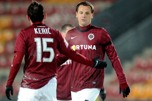 Marek Matějovský (vpravo) rozhodl o výhře Sparty deset minut před koncem.