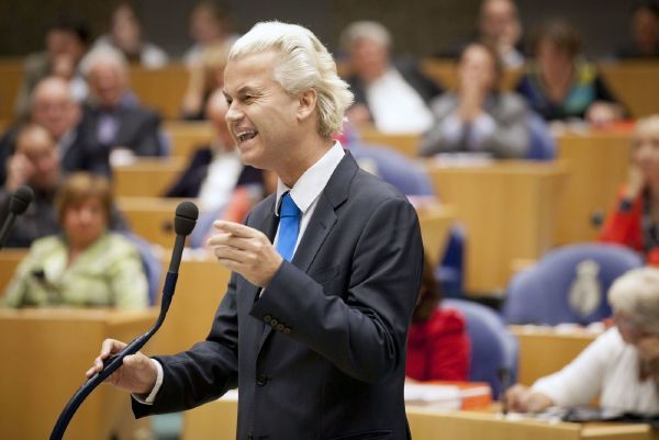 Wilders v parlamentu v Haagu.