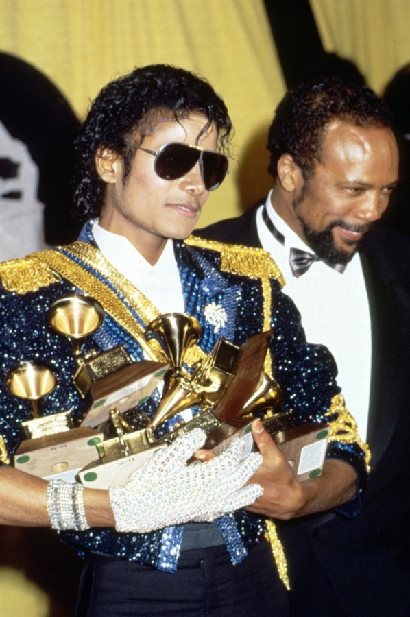 Michael Jackson se v roce 1984 objevil s blýskavou rukavicí, která zahájila módní šílenství a on se stal okamžitě symbolem showbyznysu. Ten večer si odnesl osm zlatých gramofonků. 