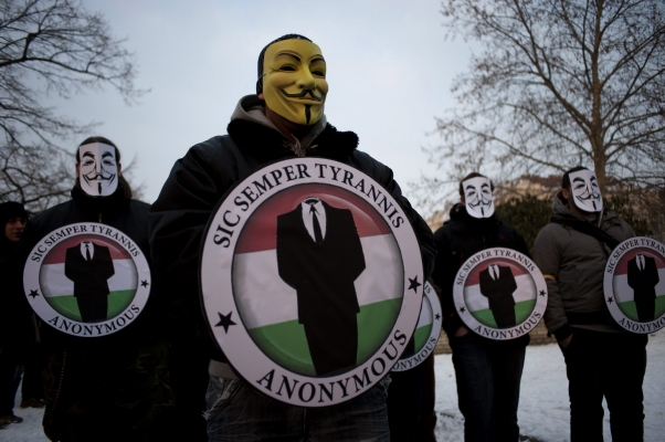 Příznivci skupiny Anonymous nyní protestují v mnoha zemích. Výjimku netvoří ani Česko či Maďarsko.