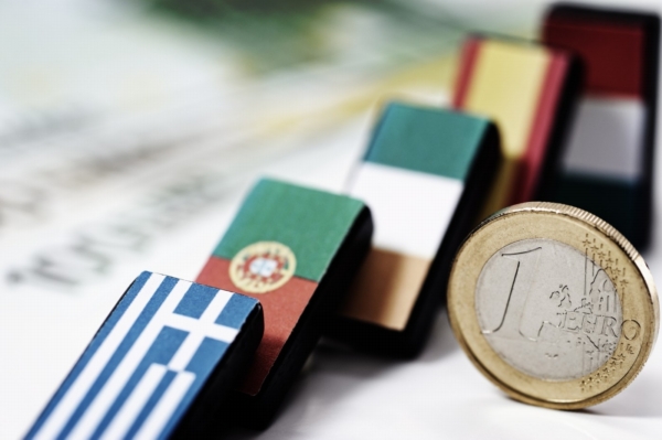 Itálie, Španělsko a Řecko úspěšně prodaly nové státní dluhopisy a pokladniční poukázky. Výnosy dluhopisů klesly a poptávka se oproti předešlým aukcím zvýšila.