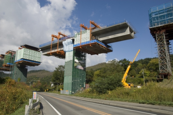Investice do dopravní infrastruktury klesnou letos o třetinu.