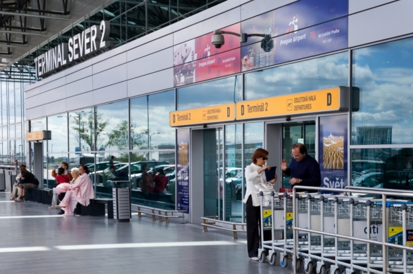 Obchody na pražském letišti vyšly jako nejdražší ve srovnávacím testu cen v bezcelních prodejnách na 11 předních evropských letištích. Obchody na pražském letišti vyšly jako nejdražší ve srovnávacím testu cen v bezcelních prodejnách na 11 předních evropských letištích.