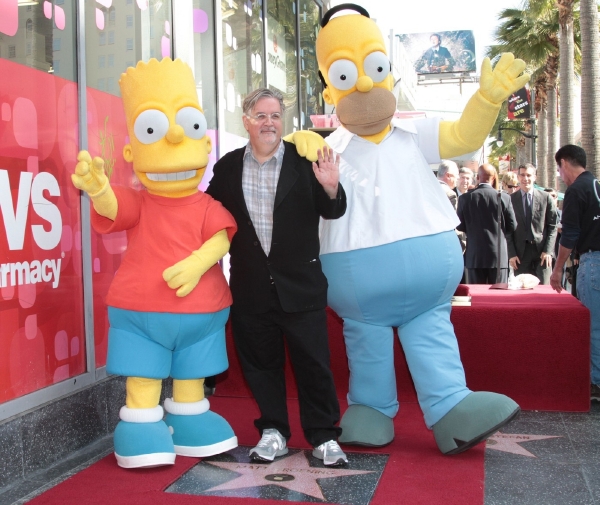 Matt Groening a kultovní žluté postavičky na chodníku slávy. Matt Groening a kultovní žluté postavičky na chodníku slávy.