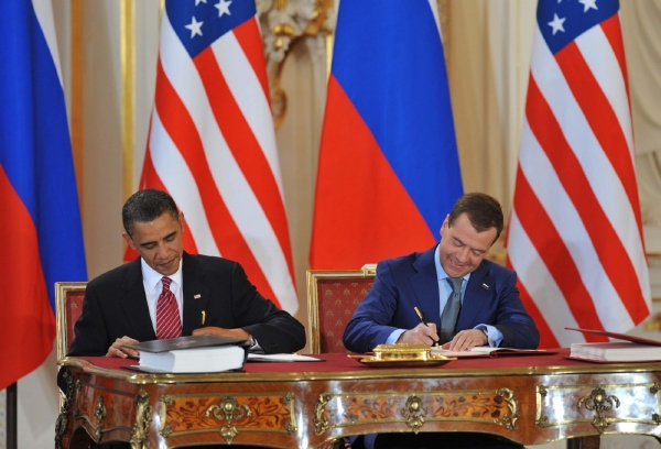 Barack Obama a Dmitrij Medvěděv při podpisu smlouvy START. Barack Obama a Dmitrij Medvěděv při podpisu smlouvy START.