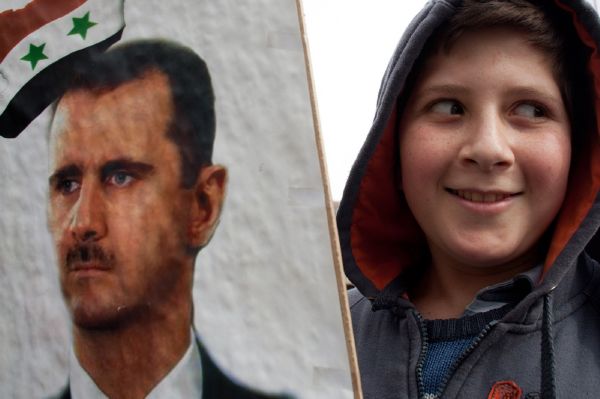 Fanynka Asada na provládní demonstraci v Damašku.