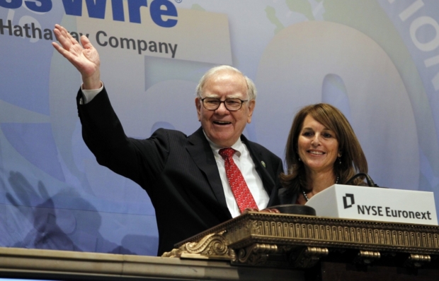 Buffett většinu života akcie technologických firem odmítal. Teď na ně masivně sází.