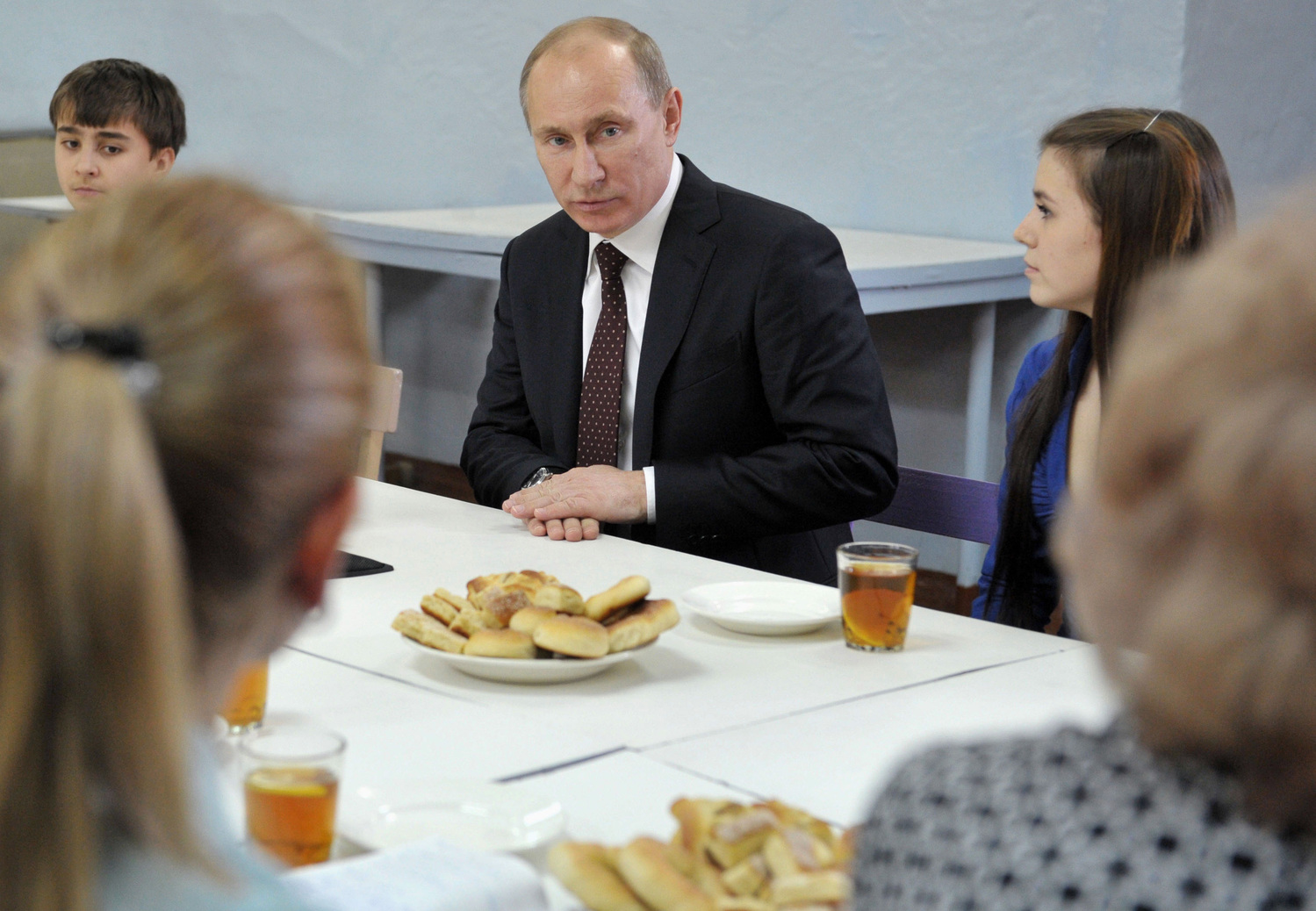 Volby se blíží. Putin mezi školáky.