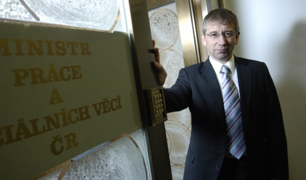 Ministr práce Jaromír Drábek je přesvědčen o tom, že smlouvy ohledně nových aplikací jsou v pořádku. Ministr práce Jaromír Drábek je přesvědčen o tom, že smlouvy ohledně nových aplikací jsou v pořádku.