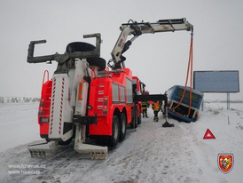 Přímo v Ostravě museli hasiči vyprošťovat linkový autobus, který sjel mezi Svinovem a Janovou do příkopu.