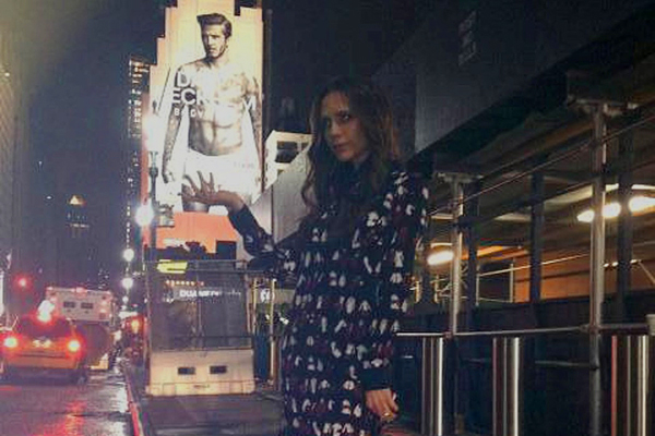 Victoria Beckhamová v New Yorku, kde si dělá legraci z manžela.