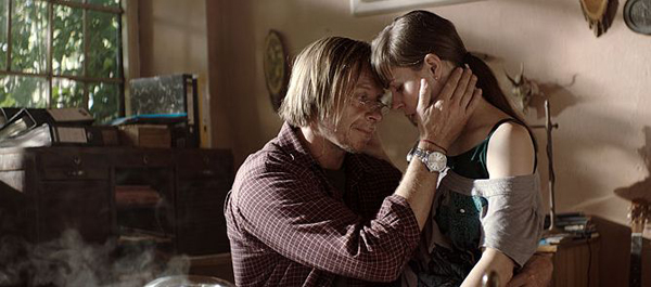 Karel Roden a Kateřina Winterová ve filmu Signál.