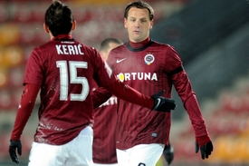 Kapitán Sparty Marek Matějovský (vpravo) s Andrejem Keričem.