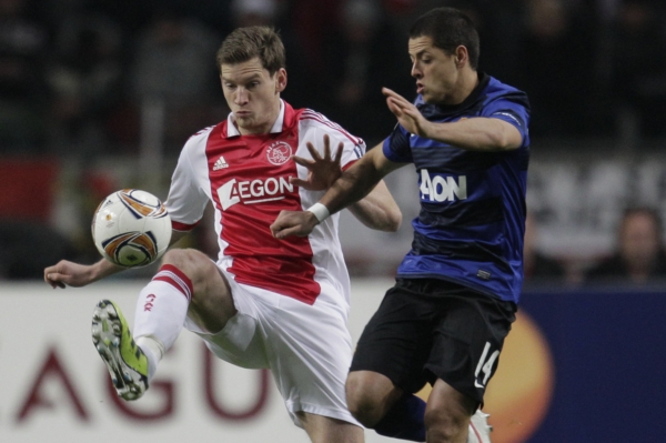 Javier Hernandéz (vpravo) vstřelil druhý gól Manchesteru United. Javier Hernandéz (vpravo) vstřelil druhý gól Manchesteru United.