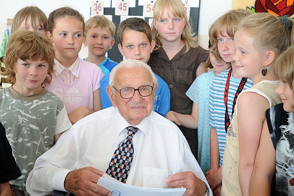 Sir Nicholas Winton zachránil 669 československých dětí. Za život mu tak vděčí i jejich děti a vnoučata. Sir Nicholas Winton zachránil 669 československých dětí. Za život mu tak vděčí i jejich děti a vnoučata.