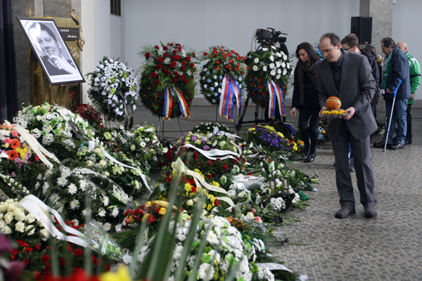 Strašnické krematorium zaplnily desítky věnců a květin. Strašnické krematorium zaplnily desítky věnců a květin.