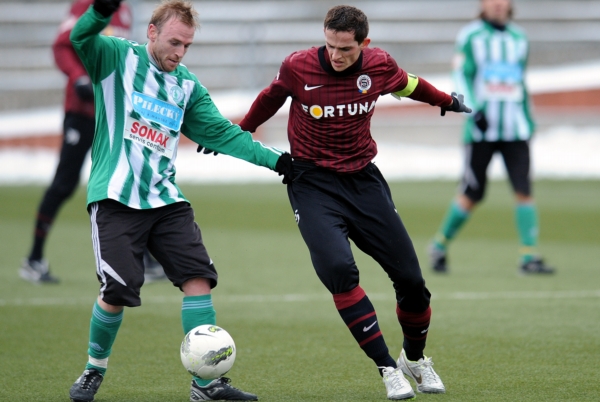 Sparťan Mario Holek s Ondřejem Szabó s Bohemians.