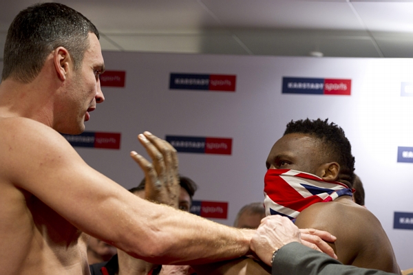 Vitalij Kličko (vlevo) a Dereck Chisora.