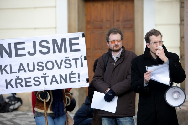 Zhruba dvacet lidí protestovalo v sobotu na Hradčanském náměstí v Praze proti politickému působení pražského arcibiskupa Dominika Duky.