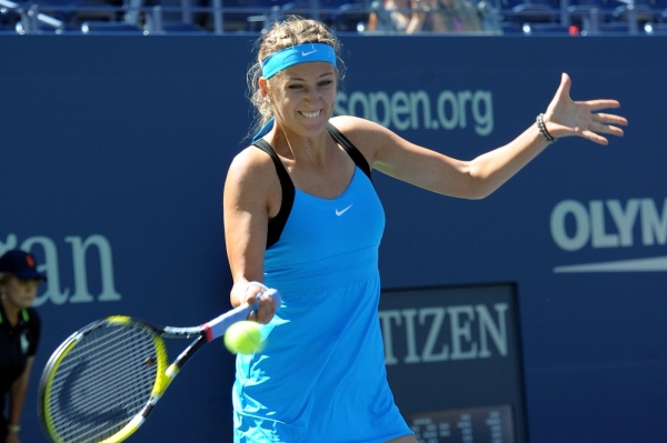 Tenistka Viktoria Azarenková porazila ve finále v Dauhá Australanku Samanthu Stosurovou 6:1, 6:2 a získala první titul v roli světové jedničky. Tenistka Viktoria Azarenková porazila ve finále v Dauhá Australanku Samanthu Stosurovou 6:1, 6:2 a získala první titul v roli světové jedničky.
