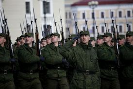 Putin se vyslovil také pro profesionalizaci milionové ruské armády. Putin se vyslovil také pro profesionalizaci milionové ruské armády.