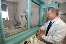 Putin v rámci předvolební kampaně navštívil moskevské Výzkumné centrum dětské hematologie, onkologie a imunologie.