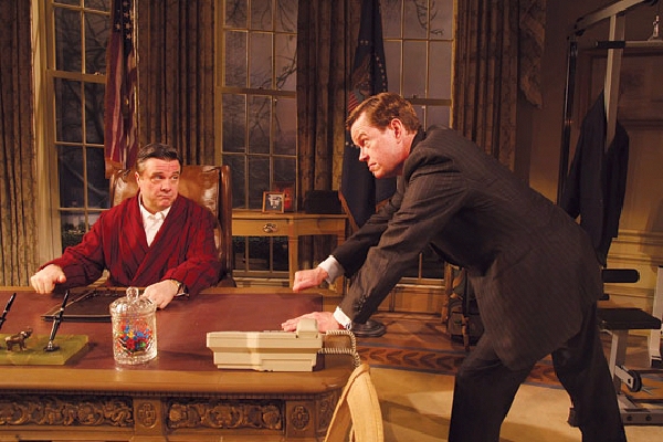 Nathan Lane a Dylan Baker v první americké inscenaci Mametova Listopadu v Ethel Barrymore Theatre v New Yorku. Nathan Lane a Dylan Baker v první americké inscenaci Mametova Listopadu v Ethel Barrymore Theatre v New Yorku.