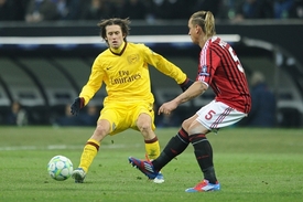 Tomáš Rosický (vlevo) v zápase s AC Milan.