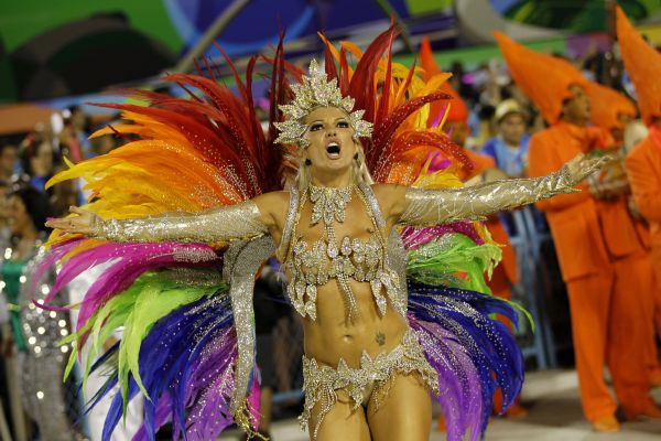 V Riu vrcholí karneval, narušila jej přestřelka.