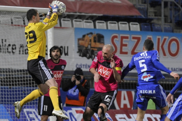 Brankář Českých Budějovic Michal Daněk (vlevo) si poradil s centrem Olomouce.
