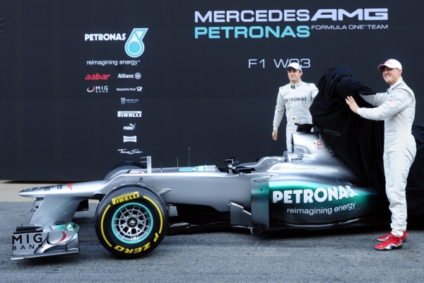 Michael Schumacher (vpředu) a Nico Rosberg odhalují nový monopost pro letošní sezonu.