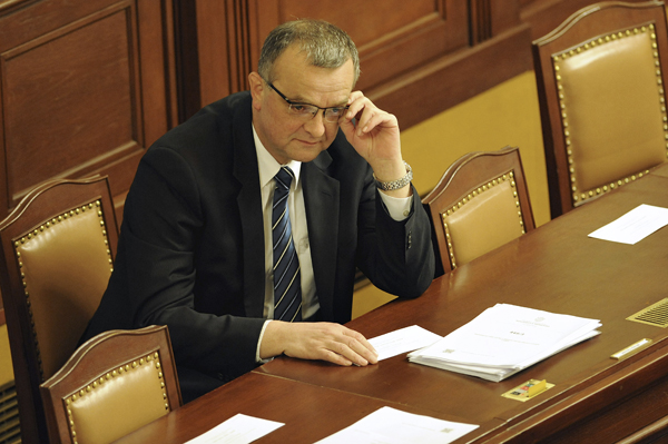 Ministr financí Miroslav Kalousek uvítal dohodu eurozóny o poskytnutí dalšího záchranného balíku pro Řecko, pochybuje ale, že dohoda bude plně naplněna. 