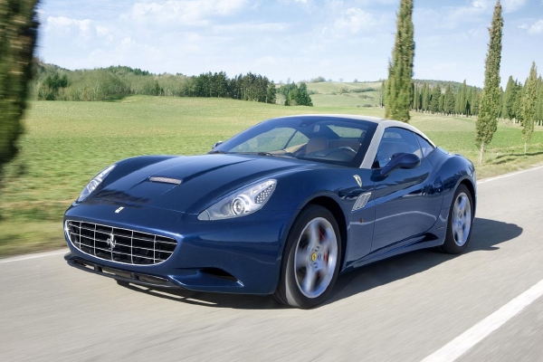 O třicet koní pod kapotou více má nová verze Ferrari California.