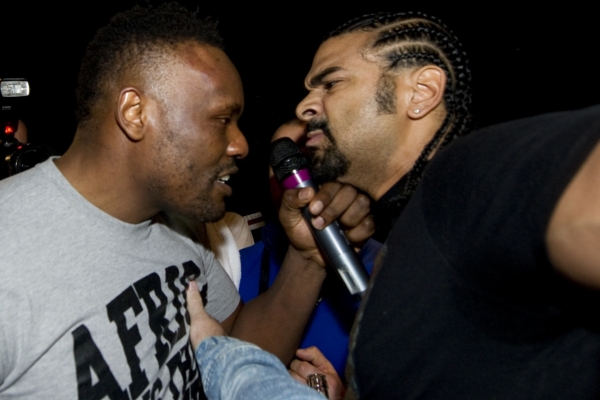 Dereck Chisora (vlevo) a David Haye pri potyčce na tiskové konferenci v Mnichově. Dereck Chisora (vlevo) a David Haye pri potyčce na tiskové konferenci v Mnichově.