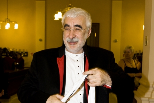 Vládce Novy Adrian Sarbu.