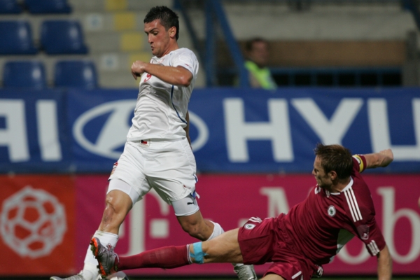 Fotbalový útočník Martin Fenin (v bílém dresu). Fotbalový útočník Martin Fenin (v bílém dresu).