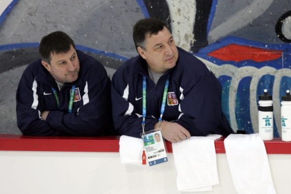 Bývalý hokejový kustod Petr Bílek (vpravo) u fotbalové reprezentace nakonec působit nebude. Bývalý hokejový kustod Petr Bílek (vpravo) u fotbalové reprezentace nakonec působit nebude.