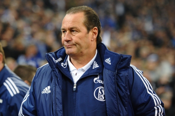 Trenér Schalke Huub Stevens nevidí v absenci Pavla Horvátha velkou výhodu.